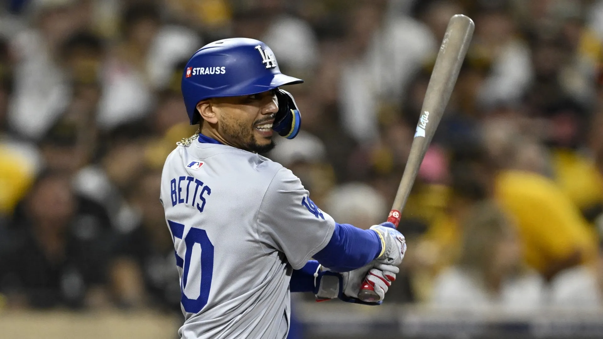 Manajer Dodgers Bagikan Kabar Mookie Betts yang Mendorong Setelah Absen yang Mengkhawatirkan Vs. Red Sox