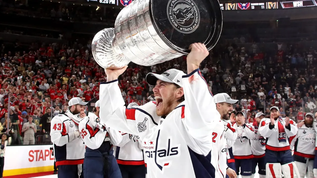 Oshie pensiun dari NHL setelah 16 musim, terakhir bermain untuk Capitals